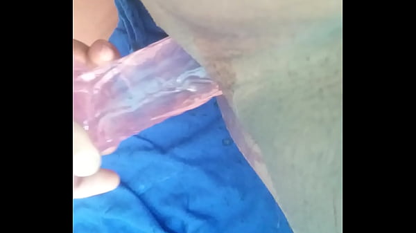 Deutsche Afrostute 22 fickt langsam einen Dildo und Spritzt 