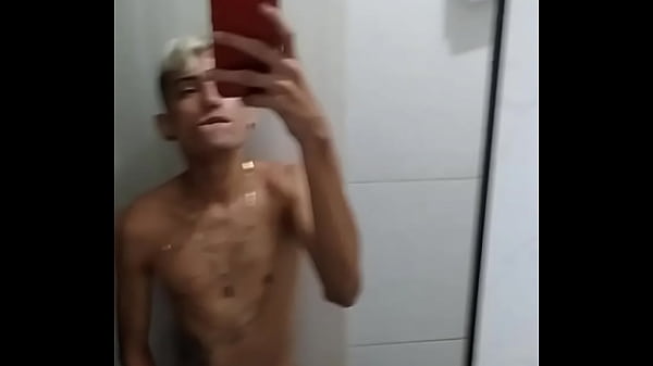 Play MP4 - Batendo punheta no banheiro depois do jogo de futebol