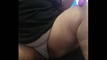 La zorra de mi vecina es insaciable,le meto el pie en el co&ntilde_o y se corre