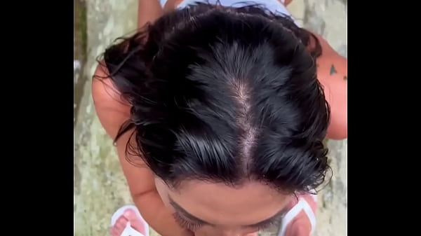 Fui acampar e aproveitei pra fazer o marido gozar na cachoeira 