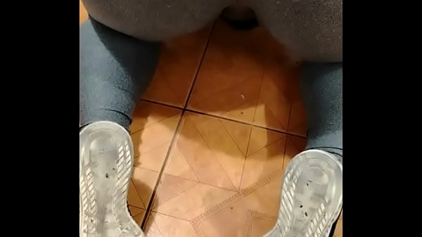 Madrasta limpando a c&ocirc;moda com cal&ccedil;a legging transparente, oque voc&ecirc;s acham? 