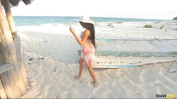 Play MP4 - Lizzy Laynez Behind the Scenes Trans500