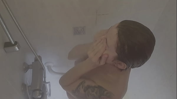 Surprise sous la douche. Bisous mes amours 