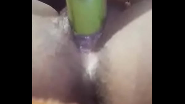 Se mete una banana en la vagina muy adentro 