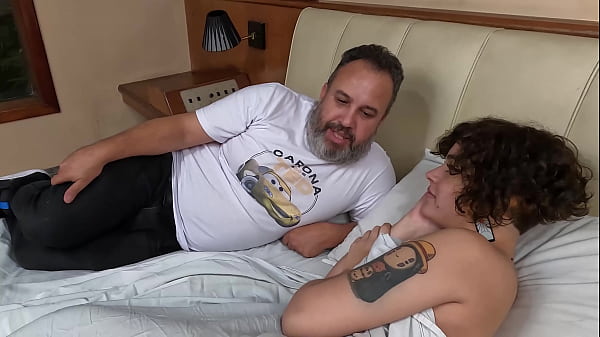 Com Apenas 18 Anos Marido N&atilde;o D&aacute; Conta E Ela D&aacute; O C&uacute; Para O Sobrinho Do Velho Broxa thumbnail