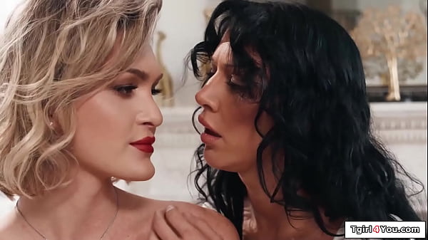 Play MP4 - Busty tgirl Tori Easton makes gf squirt