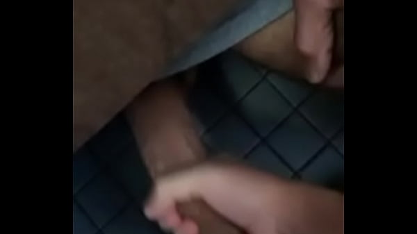 Play MP4 - M&atilde;o amiga no banheiro p&uacute;blico