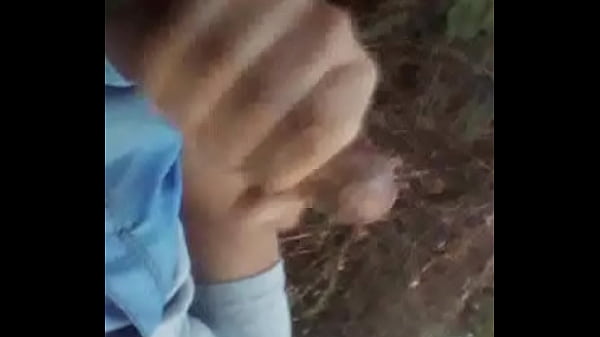 Play MP4 - T&aacute;va jogando bola e bateu tesao fui pra o mato bater uma e gozei bastante