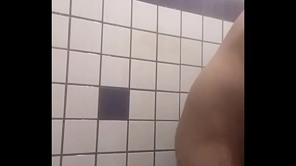 Batendo_uma gostoso tomando banho