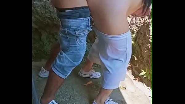 Play MP4 - &iexcl;&iexcl;FELIZ A&Ntilde;O&excl;&excl; PR&iexcl;M0S CACHONDOS FOLLANDO DETR&Aacute;S DE UNA CASA ABANDONADA&excl;&excl;