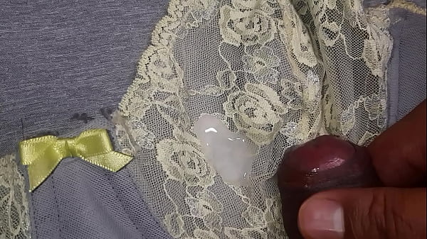 Me mesturbécon la_lencería sexy de mi mejor amigaa vecesme los_presta para venirme sobre su ropa