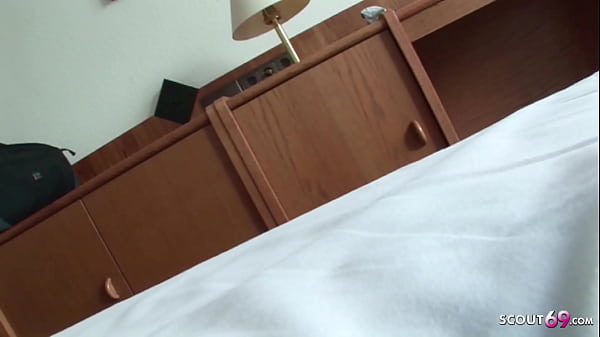 Reife Ehefrau beim Amateur Lesben Sex mit Teen_Nachbarin und Typ filmt_es