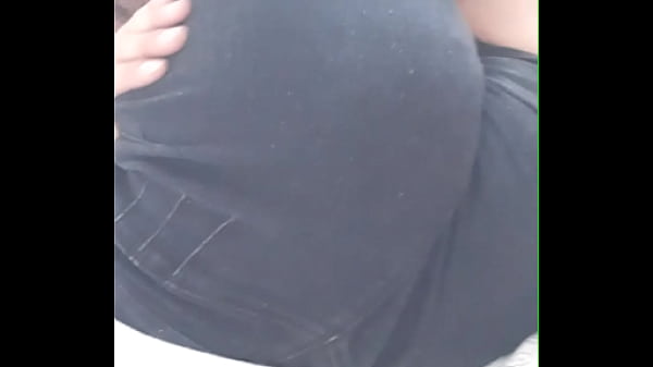 Toc&aacute;ndome mi enorme booty 