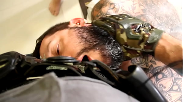 Seguran&ccedil;a Ganhando Um Boquete thumbnail