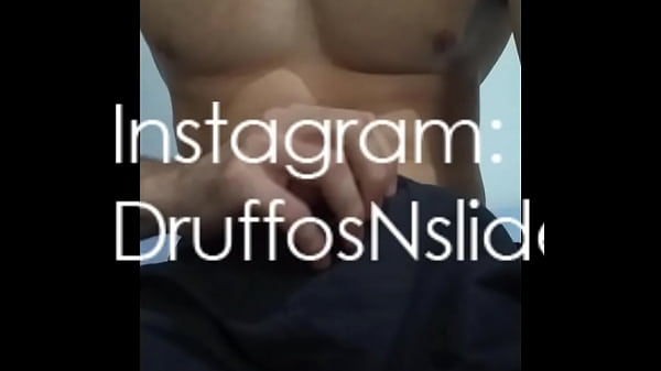 Homem gostoso batendo uma punheta no quarto homem fitness