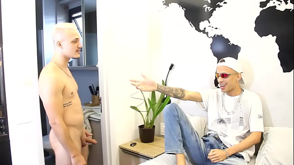 Danndy Hot Pega O H&eacute;lyo Karvalho Manjando Sua Rola Grande E N&atilde;o Perdeu Tempo E Enfiou A Piroca No Cuzinho thumbnail