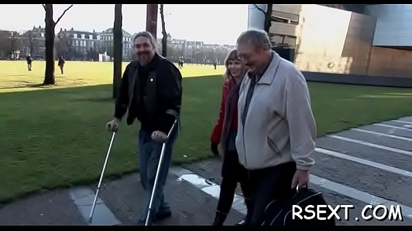 Beautiful chick gives oral job 