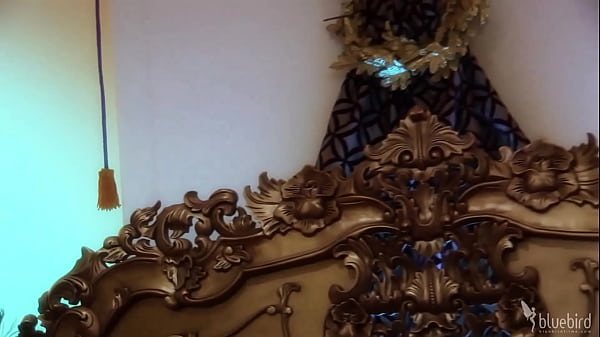 Nonton The King Has Two Vaginas To Choose From After Dinner thumbnail