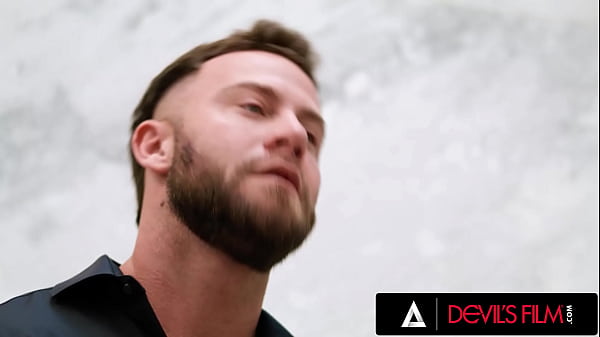 Naughty babe lures a man into hot sex after fap bust