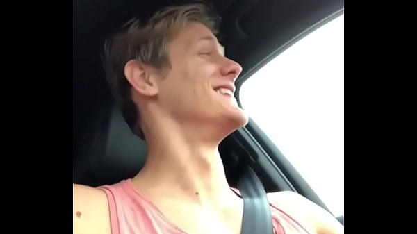 ELUAN JEUNET EXIBINDO 