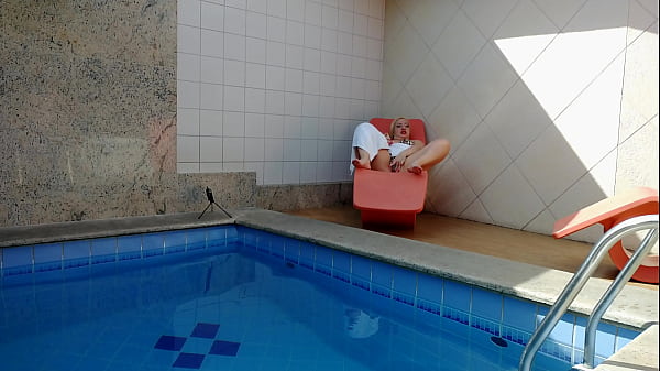 Nonton My Sister-in-law Thought She Was Alone At Home So I Caught Her Masturbating In The Pool, I Couldn't Resist And Went To Help Her thumbnail