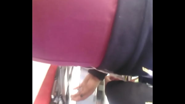 buen culito esperando el bus1212