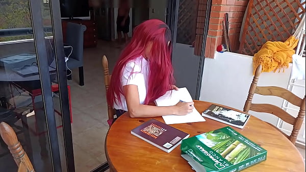 Play MP4 - La obsesi&oacute;n que tiene el t&iacute;o con la sobrina le interrumpe su tarea solo para coger  sexy morra tienes unas tetas grande y un culo