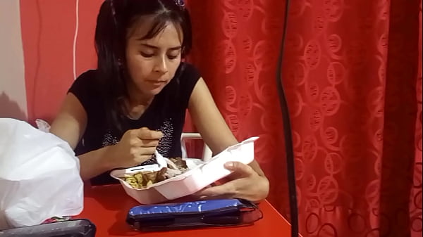 Play MP4 - Huye de su casa&comma; la pillo invitando la a mi departamento&comma; y despu&eacute;s de ofrecerle alojamiento y una rica comida&comma; me paga con su culo para cobrarme mi gran apoyo&comma; toma perra&comma; uff quedate a vivir&comma; techo y comida m&aacute;s follada segura