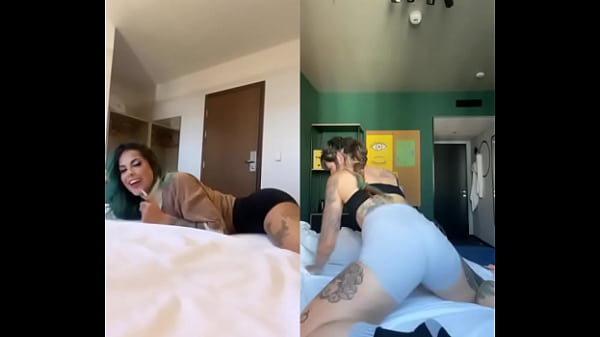 Tati Zaqui de 4 rebolando