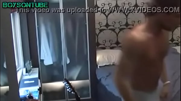 Flagra acordando de pau duro 