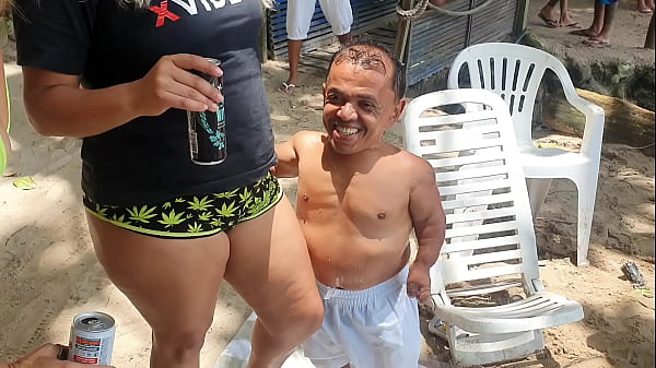 Play MP4 - A mulhererada na praia querendo o an&atilde;o da televis&atilde;o Zezinho Teves &period; Paty Bumbum  - Fada Mel  &period;