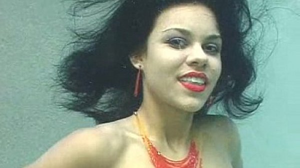 Sex underwater ruby red lips 1 2