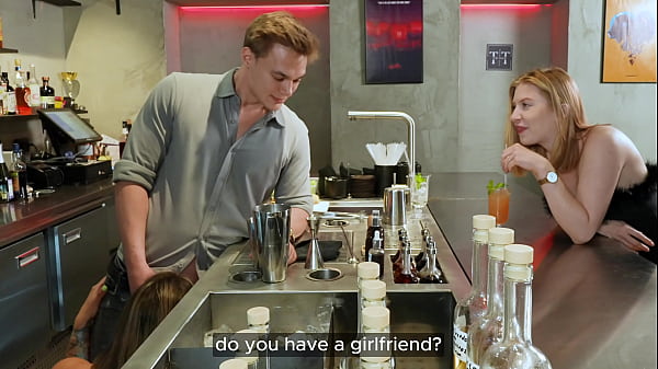 No Cash? Girl's Wild Strategy To Get Free Drinks From The Bartender thumbnail