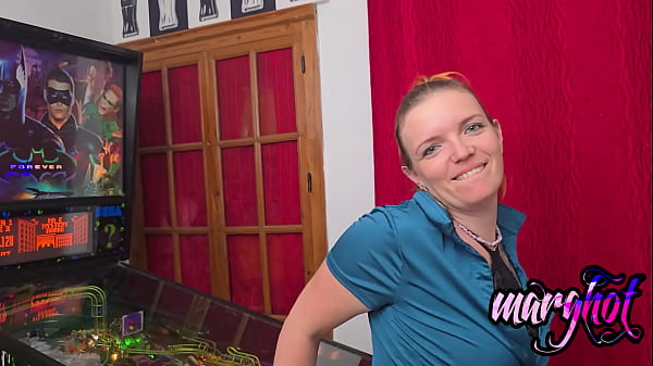 Une milf joue au flipper elle va s'en prendre plein le culj'adore le