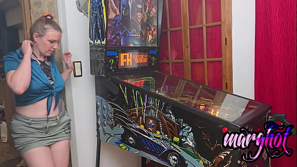 Nonton Une Milf Joue Au Flipper, Elle Va S'en Prendre Plein Le Culj'adore Le ... thumbnail