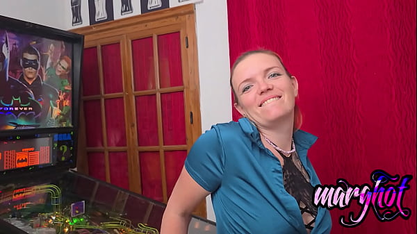 une milf joue_au flipper elle_va s en_prendre_plein leculJ adore le