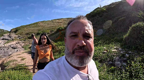 Meti a rola no pelo na novinha na beira da praia de B&uacute;zios - Candy Debby 
