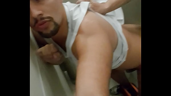 Sexo Gostoso, Tes&atilde;o Entre Homens Safados No Box Do Banheiro. thumbnail