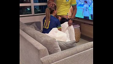 Corno me chamou para ver o jogo e fodi a esposinha safada dele - Personal Pauzudo, fode mais uma vez a casada safada da gataaasp durante o jogo do brasil e o marido corno manso grava tudo