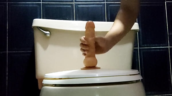 Montando midildo antes de_darme una ducha