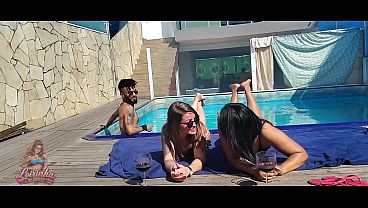 Dei a buceta para o marido da minha amiga - Fui aproveitar a piscina da casa dela e acabei sentando gostoso no neg&atilde_o pauzudo BBC do marido dela. Ela tamb&eacute_m aproveitou e gozamos muito