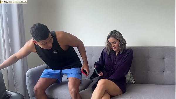 Play MP4 - mi esposo me pilla follandome a mi hijastra y a su novio - Melanie Caceres & Daniela Gomez