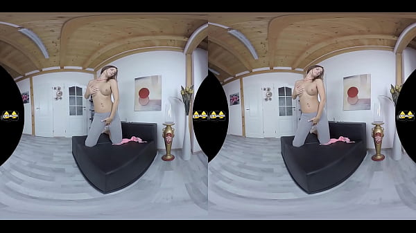 Virtualpee Jenifer Jane teases with_her hot_body