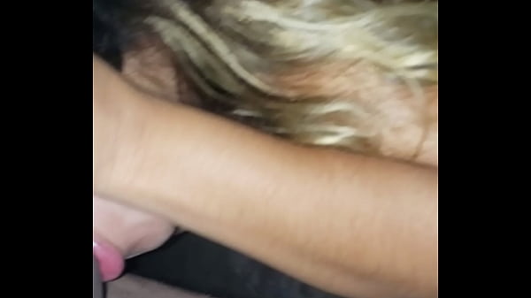 Madre soltera chupa mi pene 