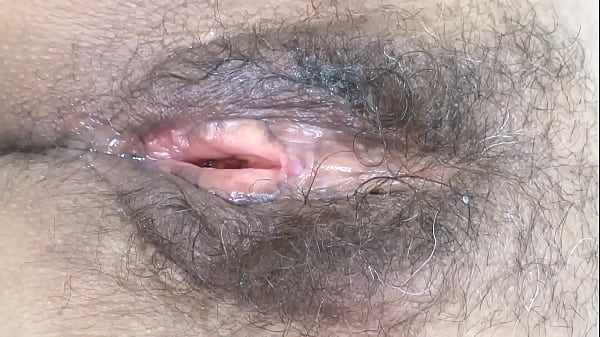 Play MP4 - I show my big hairy pussy after having fucked on the beach with my beautiful boss