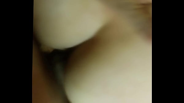 Play MP4 - Mi Cu&ntilde;ada la encuentro masturbandoce y le ayudo teniendo sexo casero alocado