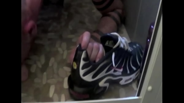 Mec Viril Tatout&eacute; Soumis Aux Skets De Son Pote thumbnail