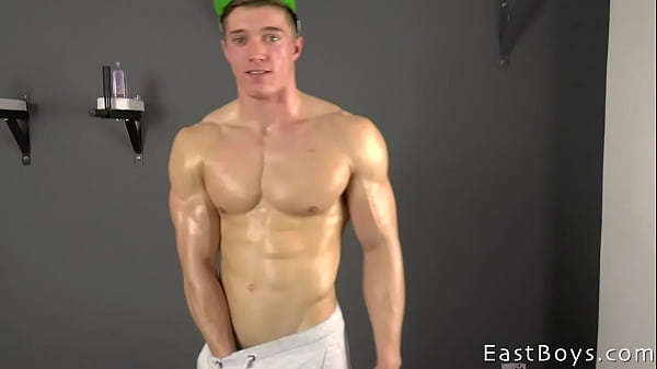Play MP4 - Casting -Muscle Flex - Jerking off - Larry McCormick