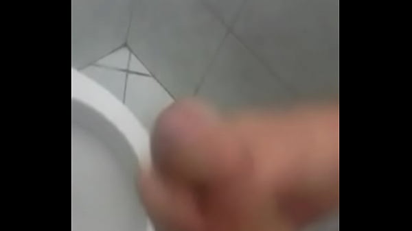 Play MP4 - masturba&ccedil;&atilde;o em banheiro p&uacute;blico