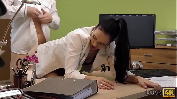 Play MP4 - LOAN4K&period; Adorable est un talent croissant dans un groupe de rock mais a besoin d'argent